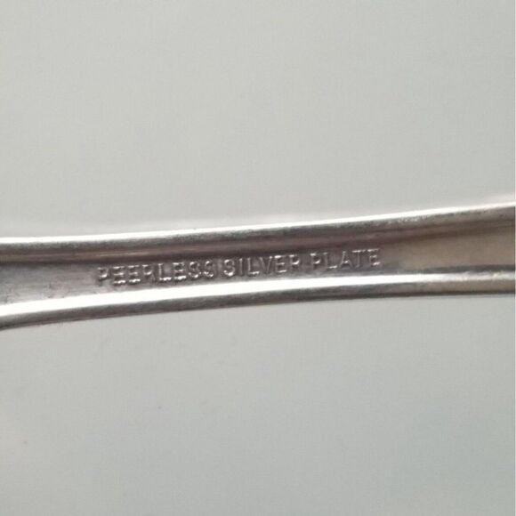 Peerless Oneida Silver Plate 1933 Charmion Pattern Serving Fork 8.25 in - Picture 10 of 12